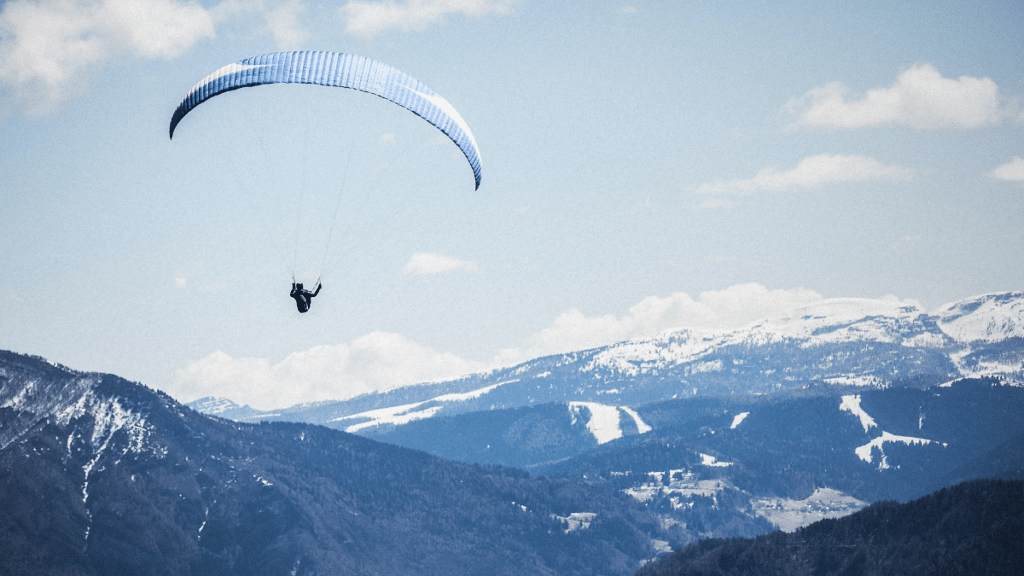 Les meilleurs endroits pour pratiquer le parachutisme dans les Alpes-Maritimes