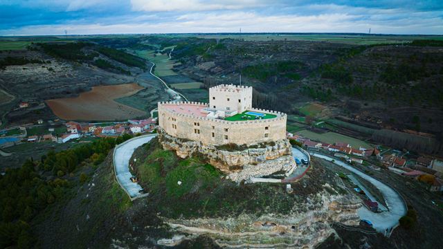 Le château de Peralada: la bibliothèque et le musée du Vin Le château de Peralada: la bibliothèque et le musée du Vin